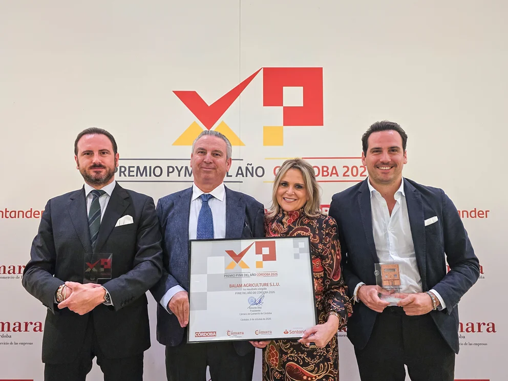 La familia Gálvez Hidalgo posa con el galardón como Pyme del Año 2026 de Córdoba__
